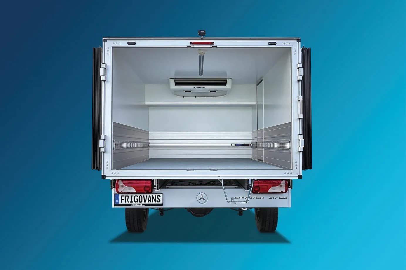 Geöffneter Kühlfahrzeug-Laderaum mit eingebauter Kühltechnik
