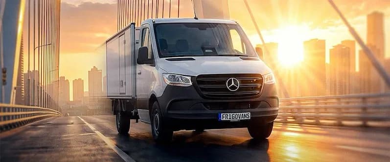 Mercedes-Benz Kühlfahrzeug auf einer Brücke