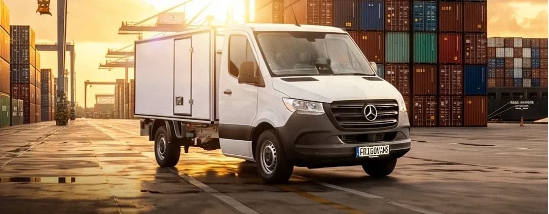 Mercedes-Benz Kühlfahrzeug im Hafen bei Abendlicht
