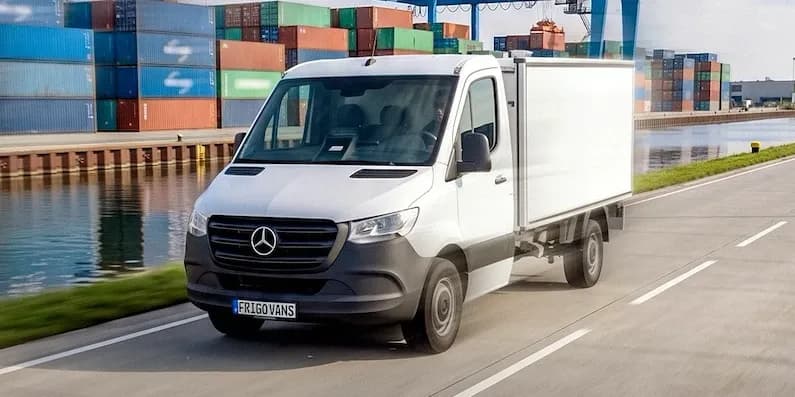 Mercedes-Benz Kühlfahrzeug auf einer Tour am Hafen